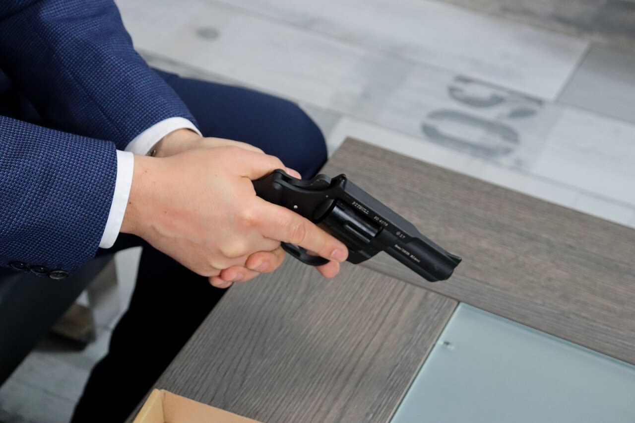 Bárki hozzájuthat olyan gumilövedékes fegyverekhez, amivel egy 16 éves fiú fejbe lőtte magát